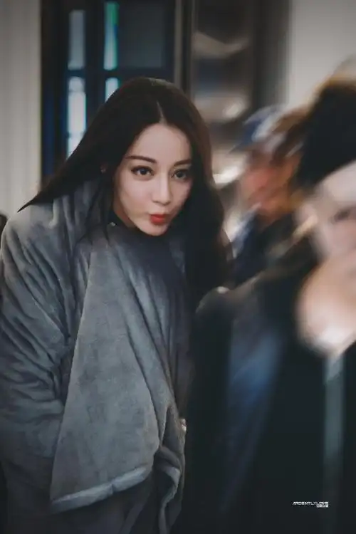 迪丽热巴裹毛毯上班##迪丽热巴开始推理吧