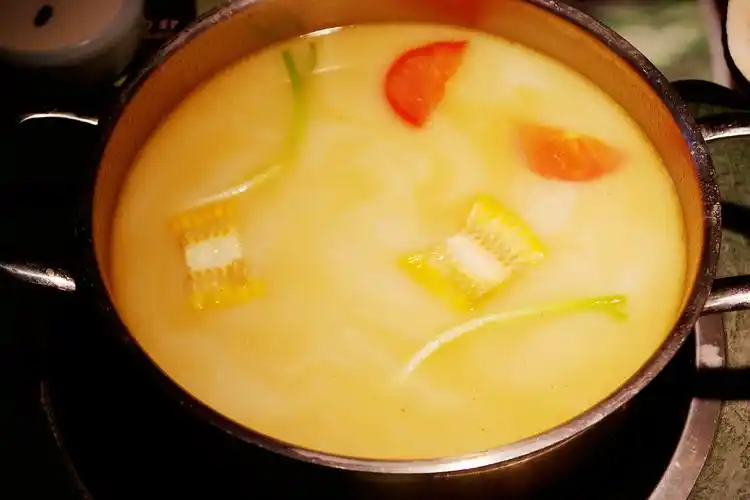 日式集渔海鲜火锅的做法材料:文蛤,银鳕鱼,三文鱼头,鱿鱼,菠菜,木鱼汤