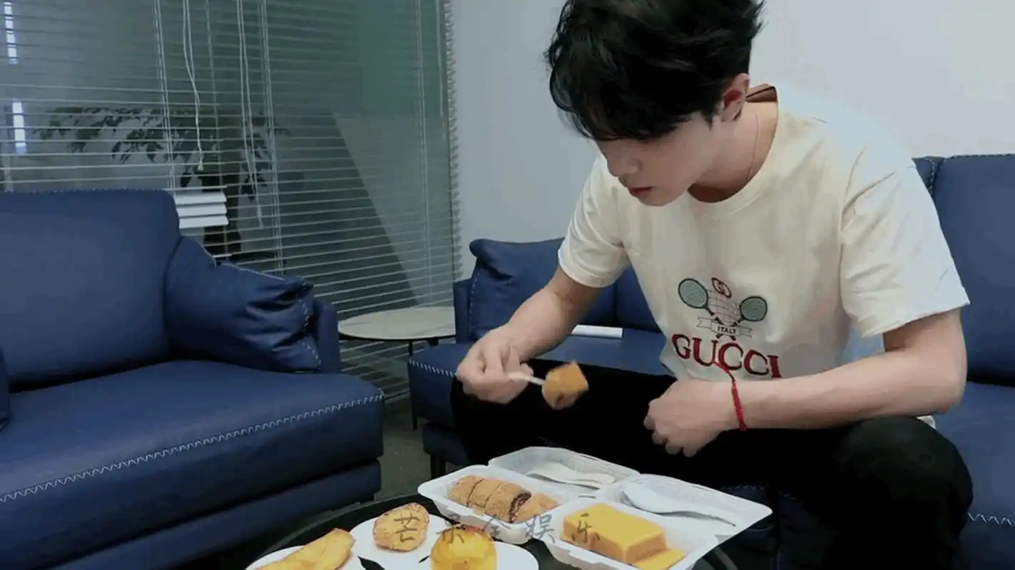 竟然肖战又被拍到外出吃饭了,那我就发下肖战吃东西的图大家看看.