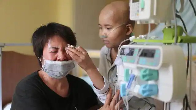 11岁男孩患血癌8年,妈妈陪他抗癌8年:不放弃,为他什么都值得