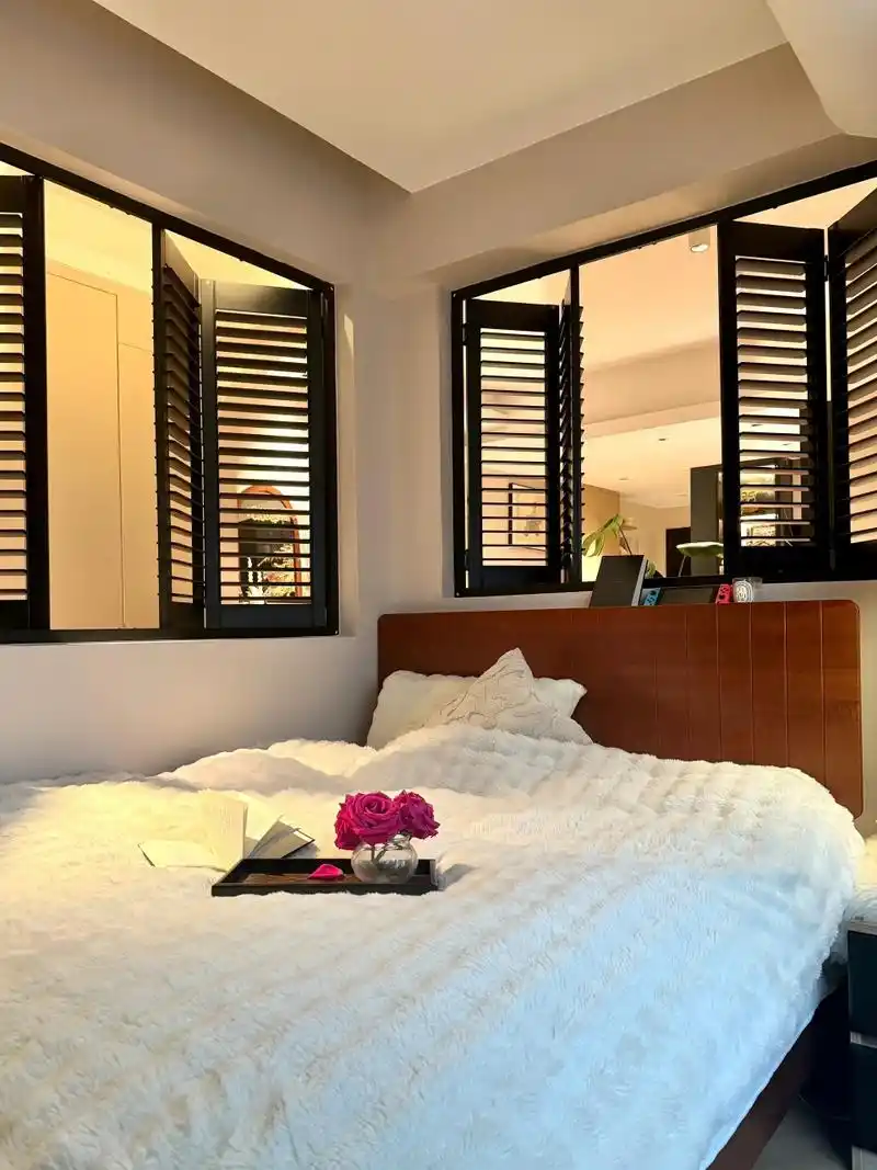 广西一女主晒自己卧室的生活照,她竟然在卧室床边弄这种百叶窗,难道就