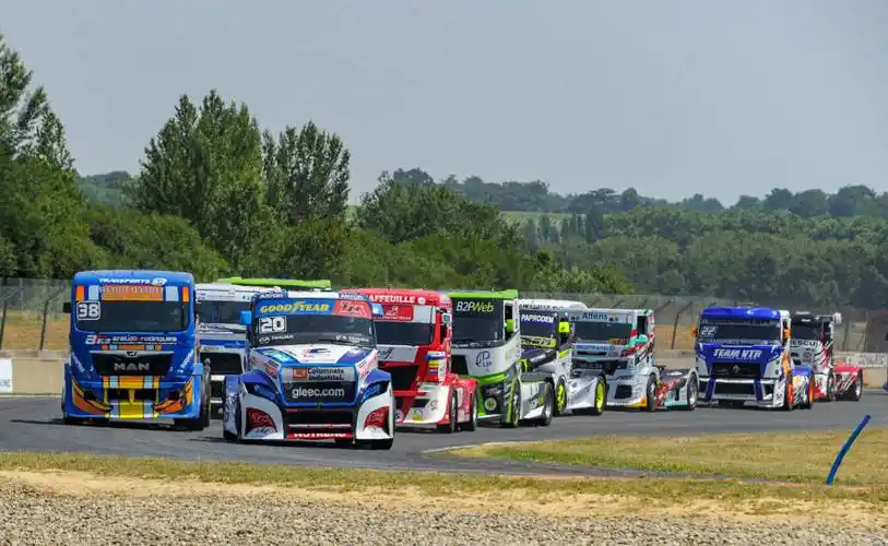 周六,他出现在法国卡车锦标赛上,并赢得了第一场比赛.