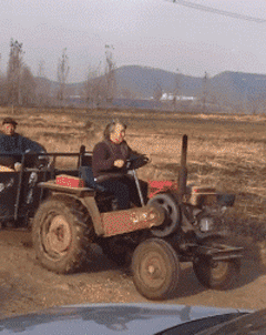 搞笑gif趣图奶奶你开拖拉机不屑的眼神我折服了