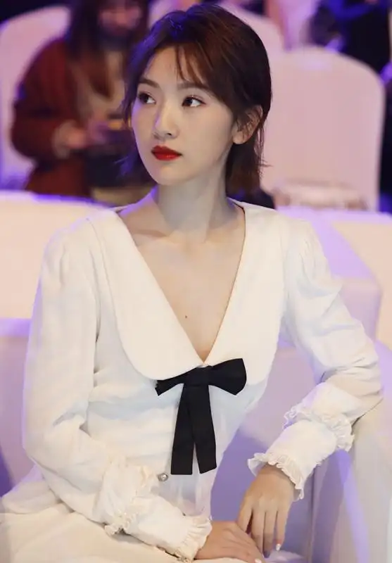 实力小花孙艺宁亮相影视周,v领长裙尽显灵动俏皮