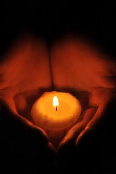 于是未来漫长的夜路   肩膀的承担长出老茧 高原的呼吸如日升起 是一