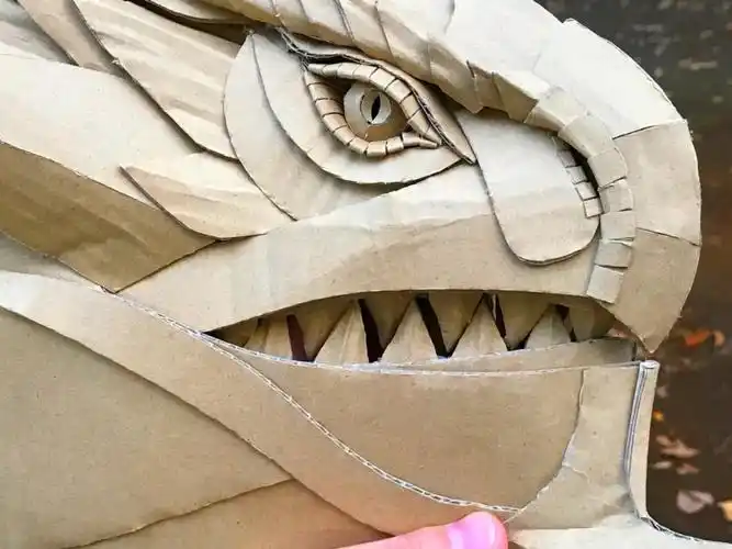 神人级老爸打造「超狂纸箱头盔」,儿子戴去学校「龙嘴一张」同学全都