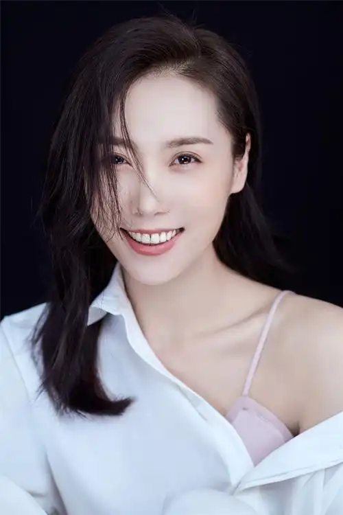 p>梁诗冉,毕业于北京电影学院,中国内地女演员.