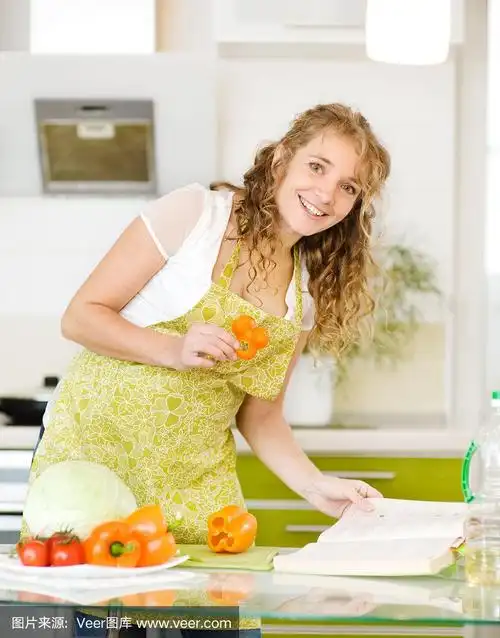 怀孕的母亲在厨房做饭