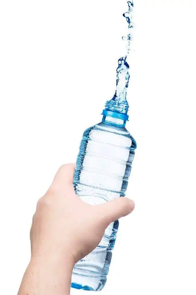 手拿着矿泉水瓶,手拿着矿泉水瓶水溅