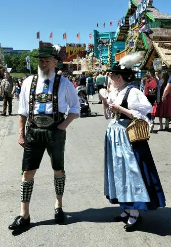 豪华版的巴伐利亚民族服装