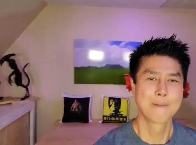 van重回b站又有新动向表示我家还蛮大的还秀了一把工作室和周边