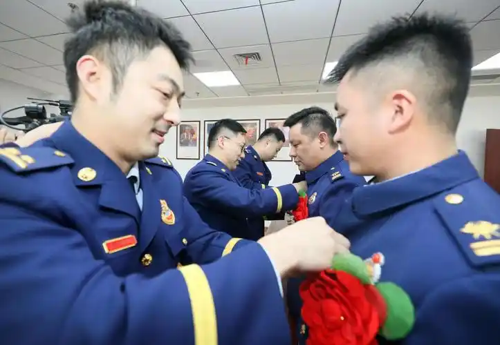 副中队长张政等为3名退出安置消防员卸下消防救援衔,领花,胸牌等标识