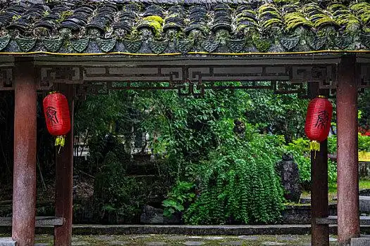 中式庭院中挂着灯笼的回廊