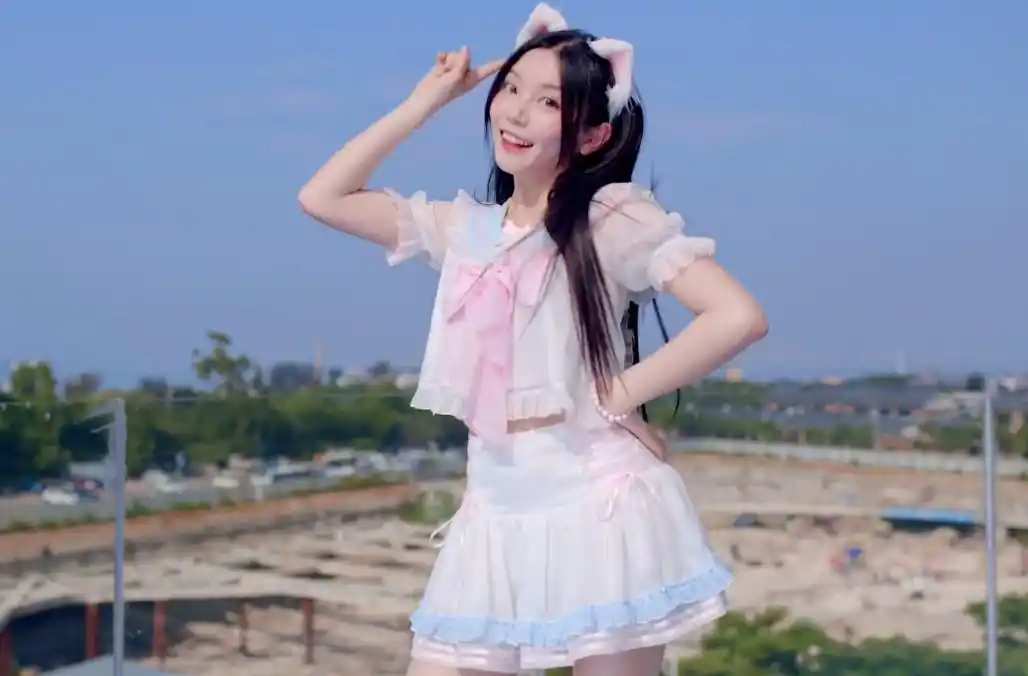 二次元腿王跳宅舞应援高考,海边镜头好似韩国女团,网友:爷青回