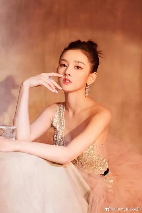 郑爽蝴蝶结纱裙##吉娜天鹅颈##宋祖儿粉色羽毛纱裙