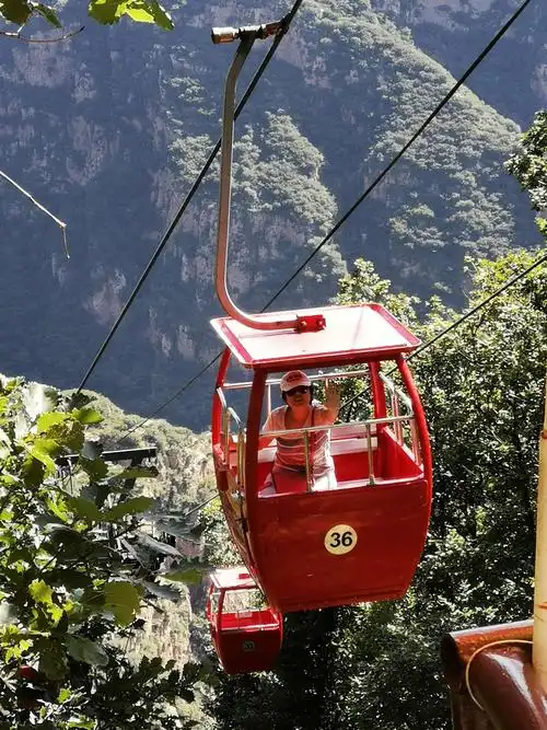 一个人坐缆车,胆子够大吧