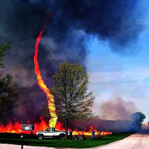 壮观的"火龙卷".
