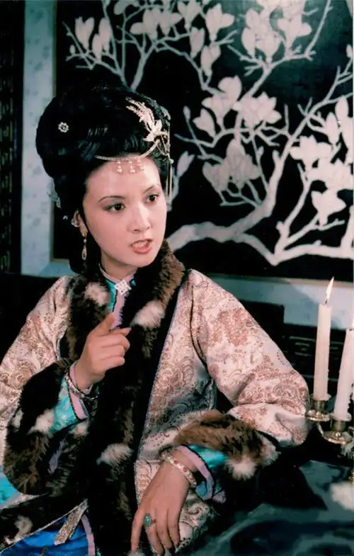 87版红楼梦邓婕饰演王熙凤协理宁国府充分展示了凤姐的辣手有一股不避