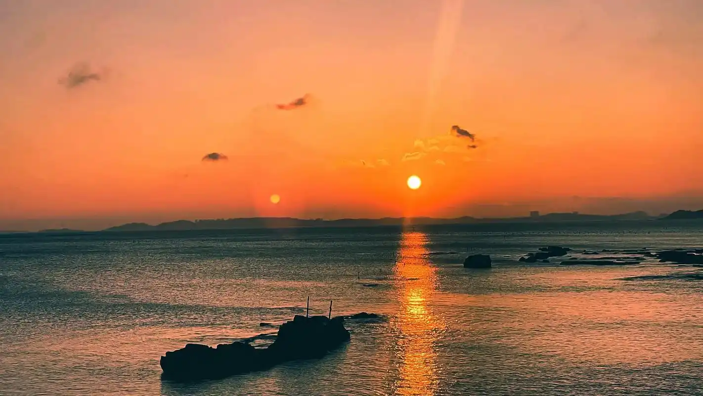 黄昏下的云彩.#抖音图文来了 #手机壁纸 #天空的颜色 #黄 - 抖音