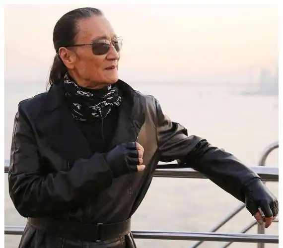 谢贤:成龙称他是传奇,向华强让他三分,巅峰时李小龙也得靠边站_香港