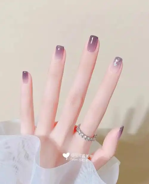 美甲纯色显手白图片,超显手白的美甲颜色(一些显白又有点小心机的美甲