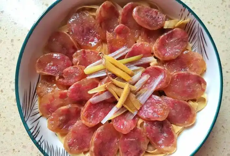 正是吃这菜的时候,简单蒸一蒸,滋味鲜美,上桌就被抢光_千张_腊肠_香肠