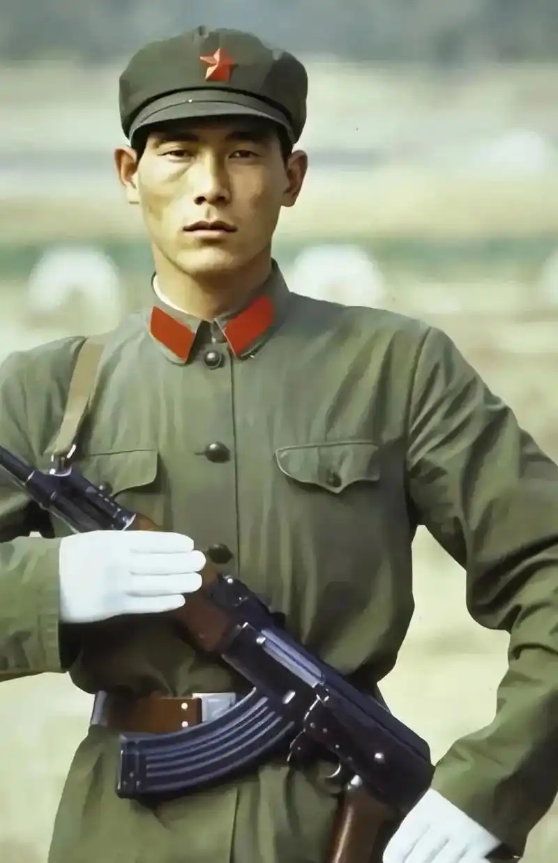 71式军服与65式的区别在于一是领章紧贴领口边缘没有缝隙,二是采用