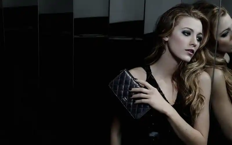 香奈儿女包时尚女郎桌面壁纸下载