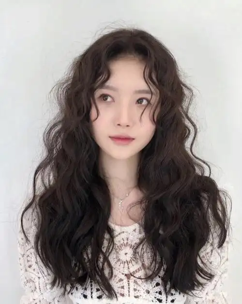 添加许多中小卷,并整齐地排列,打造出有类似泡面的感觉发型.