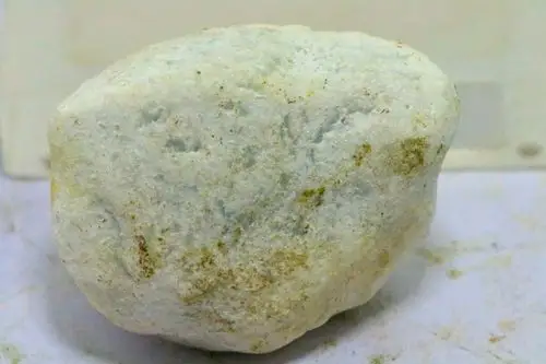 这个翡翠原石怎么样,懂的人来看看,是不是水沫子原石