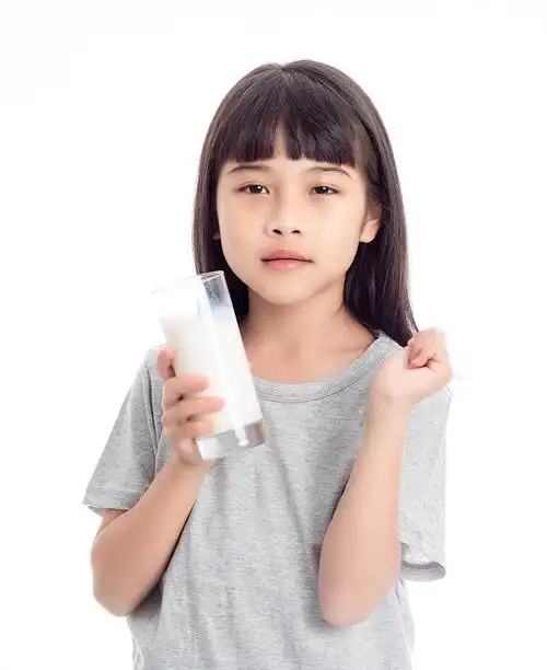 白色背景中的一个中国小女孩在喝牛奶图片下载