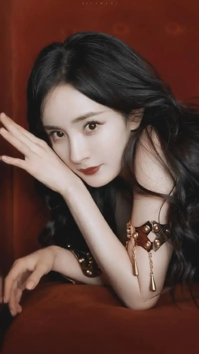 #杨幂开叉礼裙 #杨幂 黑色卷发搭配印花长裙,女王范十足#酒 - 抖音