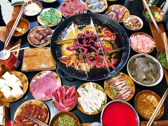 一家隐藏在小区里性价比超高的资格重庆九宫格老火锅~!