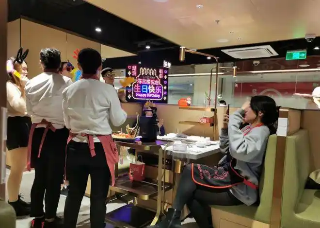 让海底捞服务员知道你过生日有多爽?