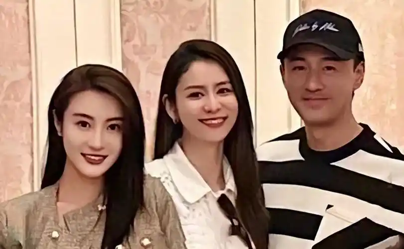 林峰林夏薇罕同框亲密搂肩贴头关系好堂兄妹顶峰相见堪比爽文