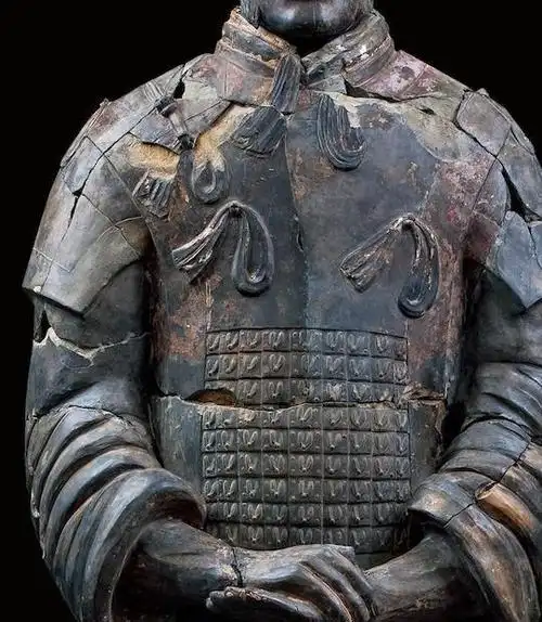 双尾鹖冠,鱼鳞铠甲,彩色花结:如何正确欣赏一尊将军俑?