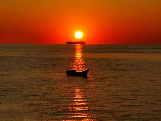 我们面对初升的太阳,祈