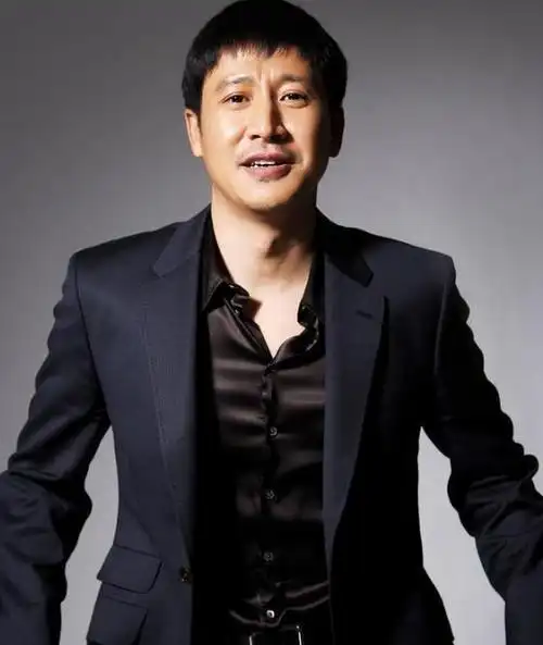 为生计曾在歌厅卖唱,凭《士兵突击》红遍大江南北,娶上戏校花