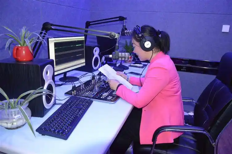 图为播音员们正在准备录播节目.