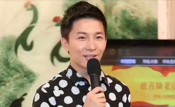 32岁主持人边策:和母亲通话1小时后跳楼身亡,生前履历了什么?