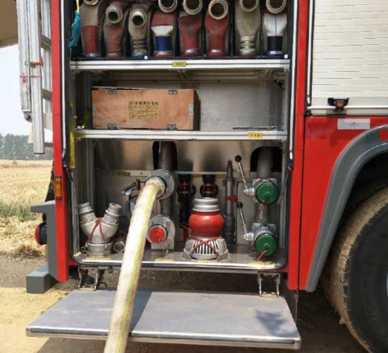 消防车无法下地只能在这里接上水管抢救火情.