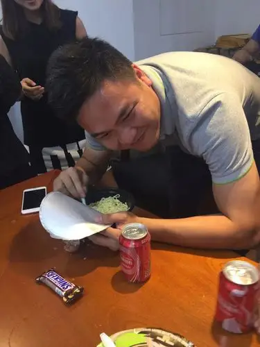 【打横行】到底是谁竟敢在搜狐焦点办公室里"撒野"