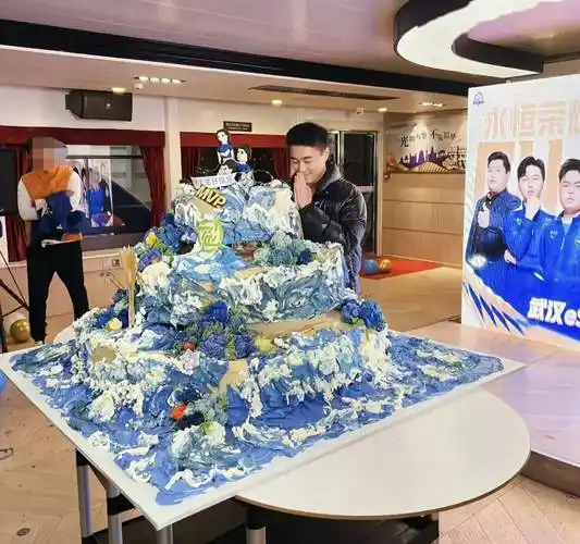 28岁何猷君游轮庆生,卡车运送超大蛋糕需6人抬,与奚梦瑶秀恩爱