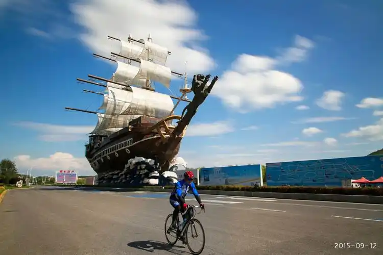 旅行 也看金石滩 "大船"其实有她的学名,这地方其实叫"一帆风顺"广场.