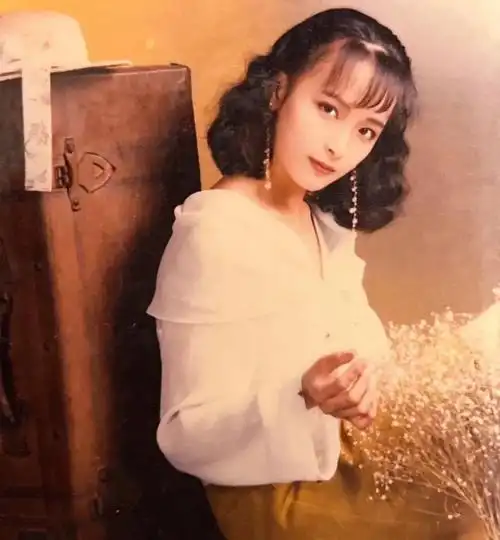 蒋萍,曾是台湾知名模特和演员,以其甜美的外貌和出色的演技在娱乐圈崭