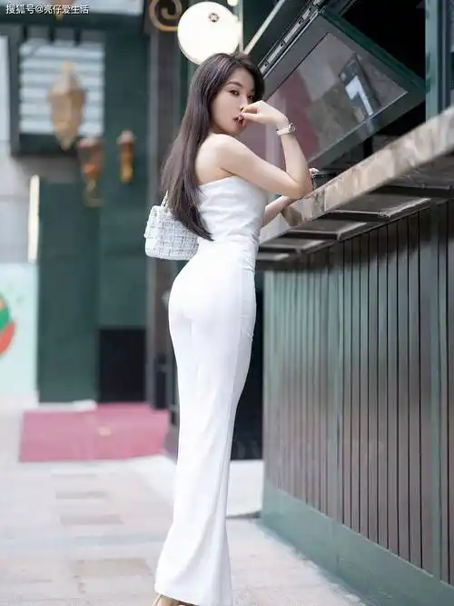 白色魅力:时尚女性的简约与优雅_气质_生活_美女
