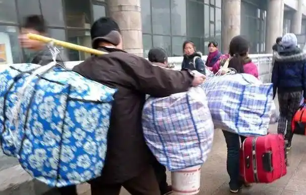 蛇皮袋,油漆桶,背包成为归家标配_生活_汽车站_行囊