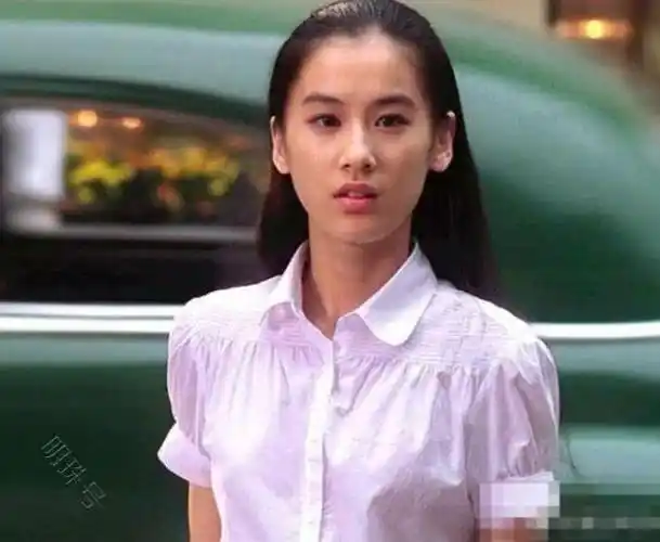 36岁黄圣依近照曝光气质清新脱俗被吐槽太丑