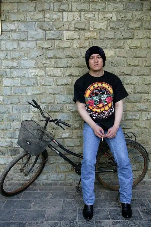 一别十年,他始终站在世界的背面丨忆贾宏声