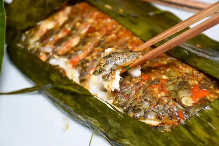 烧·包烧的烧烧与烤虽是不同的烹制方法,但在傣族人精巧的手中,它们都